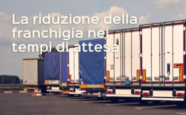 Piazzale logistico con mezzi in attesa di carico e scarico