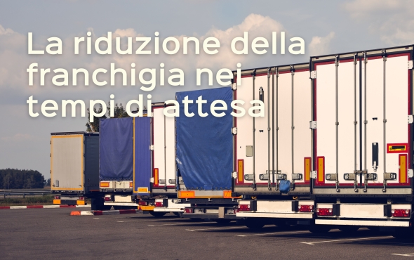 Piazzale logistico con mezzi in attesa di carico e scarico